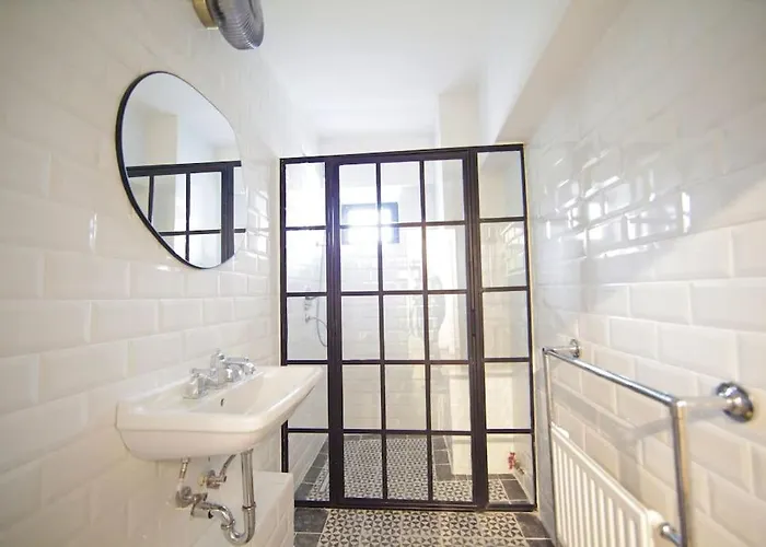 Urban Old Town Бухарест